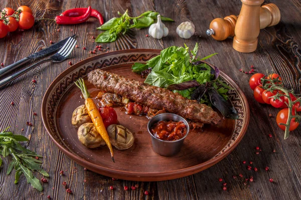 トルコとアラビアの伝統的なラマダーンミックスケバブプレート,ケバブ牛焼き野菜と,キノコとトマトソース,水平写真 — ストック写真