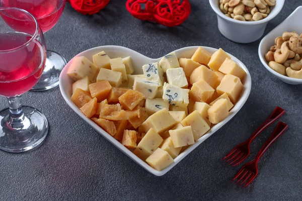 Sorten Von Elite Käse Einem Herzförmigen Teller Cashewkerne Erdnüsse Und — Stockfoto