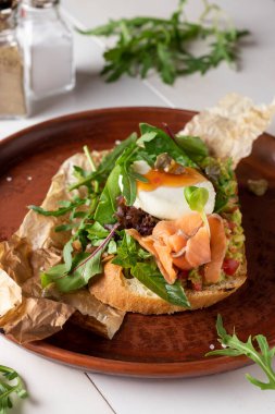 Avokado, tuzlanmış somon, mikroçerez ve haşlanmış yumurta, yakın plan.