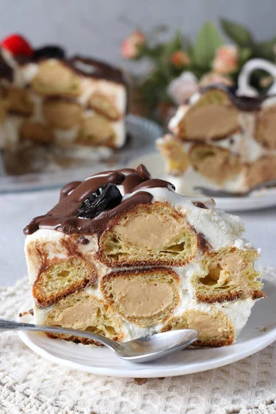 Profiterole Cake, cut into portions, one piece in the foreground, Close-up — Stock Photo, Image
