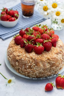 Açık gri arka planda taze çilekle süslenmiş ev yapımı zencefilli kek. Yaz hala açık havada.