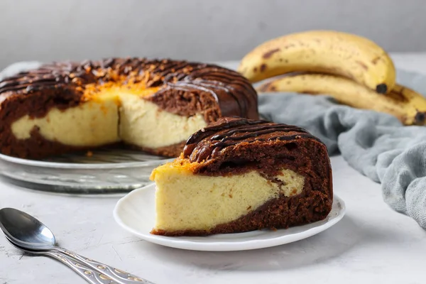 Tort Ciocolată Casă Brânză Vaci Umplere Banane Fundal Gri — Fotografie, imagine de stoc