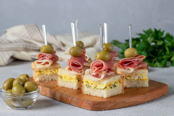 Canapea cu gem și măsline pe pâine albă prăjită cu brânză — Fotografie, imagine de stoc