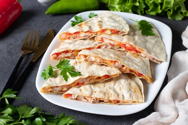 Gustare mexicană quesadilla din tortilla cu slănină, pui, brânză și piper în placă albă pe fundal gri — Fotografie, imagine de stoc