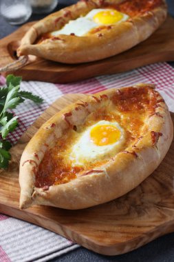 Adjarian 'da Khachapuri, Sülüguni peynirli turta ve yumurta sarısı, tahtadan bir tekne şeklinde, Gürcistan mutfağı.