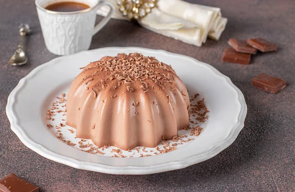 Jälkiruoka Blancmange Suklaalla Sirotellaan Suklaa Sirut Valkoinen Levy Lähikuva — kuvapankkivalokuva