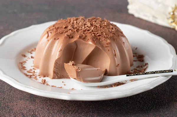 Desert Blancmange Ciocolată Presărată Chipsuri Ciocolată Placă Albă — Fotografie, imagine de stoc