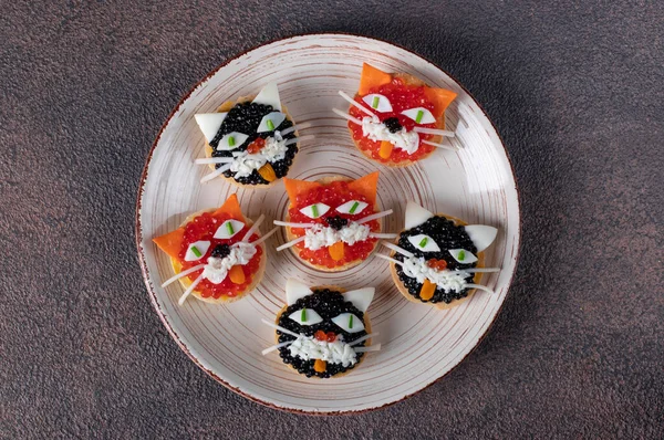 Tartlets Kittens Brânză Caviar Placă Rotundă Fundal Maro Vedere Sus — Fotografie, imagine de stoc