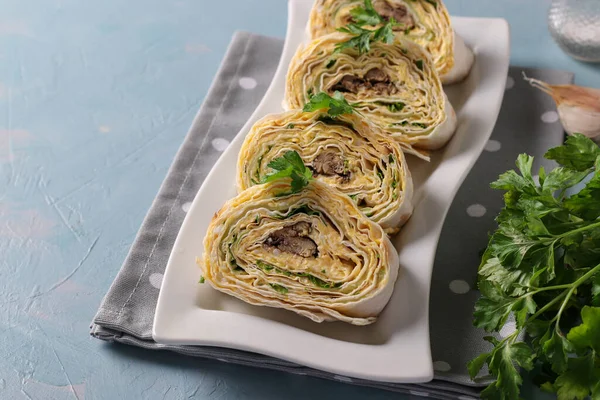 Lavash Roll Șobolani Brânză Cremă Castraveți Ouă Fundal Albastru Deschis — Fotografie, imagine de stoc