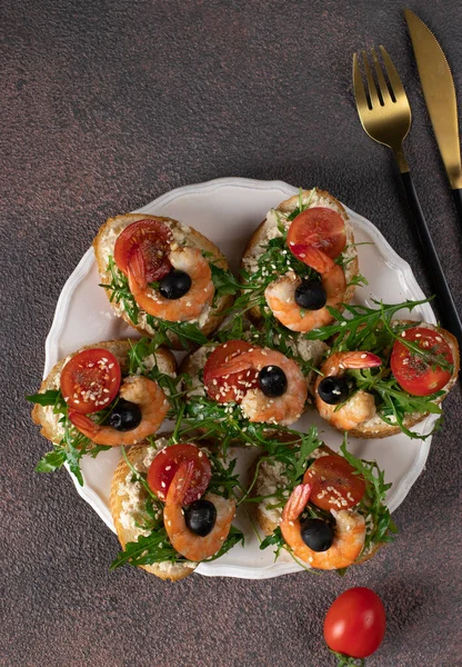 Bruschetta Creveți Arugula Brânză Cremă Roșii Cherry Fundal Maro Vedere — Fotografie, imagine de stoc