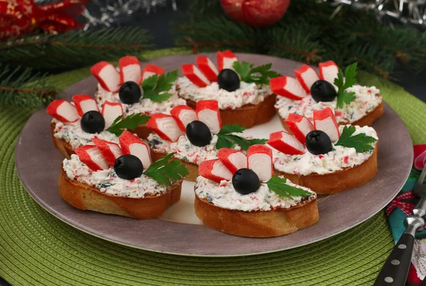 Sandwichs Festifs Avec Bâtonnets Crabe Fromage Feta Olives Noires Sur — Photo