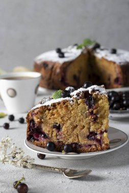 Siyah üzümlü ev yapımı turta ve gri arka planda kesim