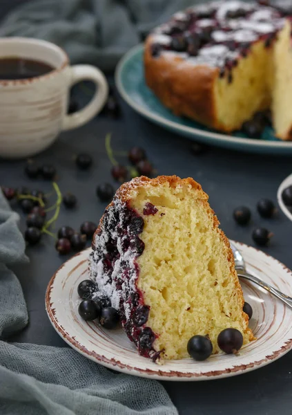 Домашний Творожный Пирог Черной Смородиной Кусочком Торта Темном Фоне — стоковое фото