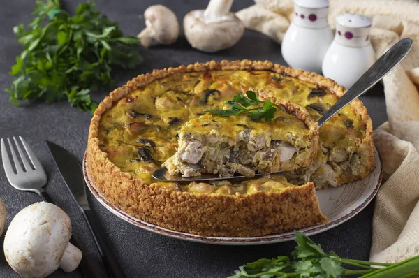 Hausgemachte Traditionelle Französische Quiche Torte Mit Truthahn Pilzen Und Käse — Stockfoto