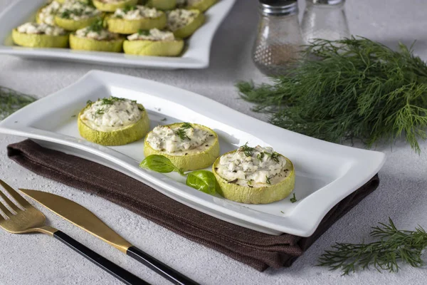 Zucchini Scheiben Gebacken Mit Feta Käse Und Knoblauch Auf Einem — Stockfoto