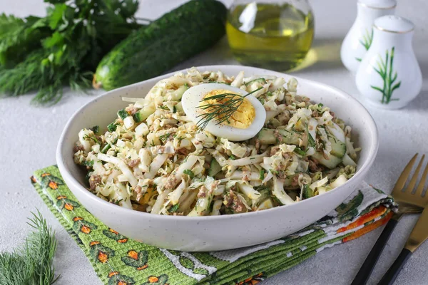 Salata cu varza chinezeasca, ton si castravete, garnitura cu jumatate de ou, Close-up — Fotografie, imagine de stoc