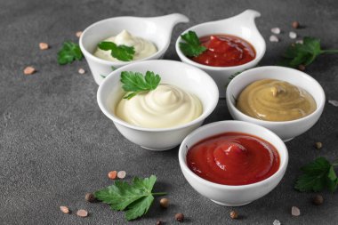 Sos takımı - ketçap, mayonez, hardal, barbekü sosu ve tartar.