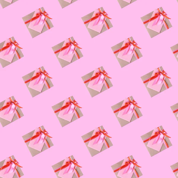 봉투와 밝은 리본 이 분홍색 배경에 붙어 있는 마법없는 선물 상자 패턴 벽지, 직물, 포장지를 위한 것이다 — 스톡 사진