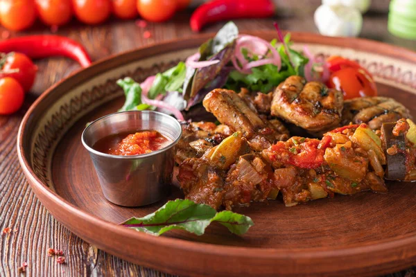 Turkey skewers, vegetable salsa and barbecue sauce on wooden background, restaurant dish, Closeup — Fotografie, imagine de stoc