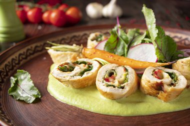 Ispanak, brokoli püresi, turp salatası, restoran yemeği, yakın çekim.