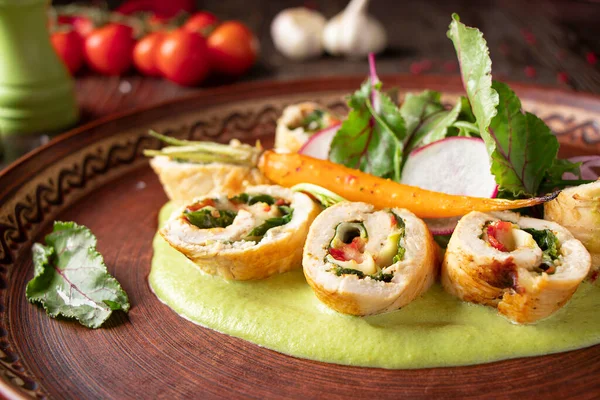 Ispanak, brokoli püresi, turp salatası, restoran yemeği, yakın çekim.