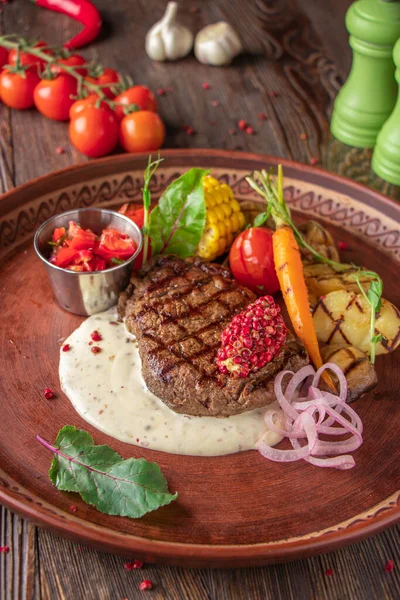 Filet mignon steak served with grilled vegetables, mushrooms and cheese sauce, restaurant dish — Fotografie, imagine de stoc