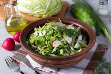 Çin lahanalı salata, salatalık, turp ve soğan, zeytinyağı ile kaplanmış.