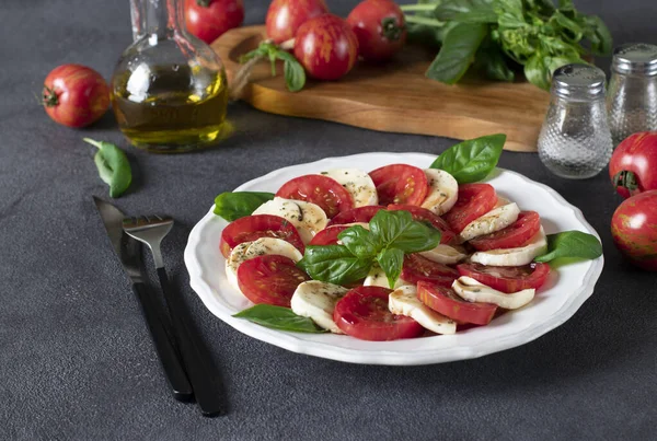 Italian Caprese Salad Sliced Tomatoes Mozzarella Cheese Basil Olive Oil — Fotografia de Stock