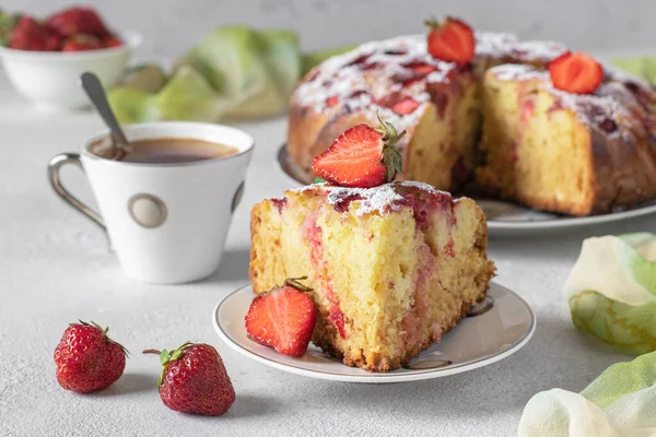 Charlotte Pie Strawberries Cut Piece Also Cup Coffee Light Gray — Fotografie, imagine de stoc