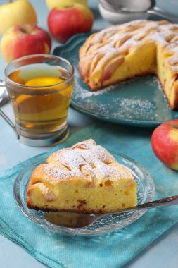 Ev yapımı elmalı turta, üzerinde mavi arka planda pudra şekeri serpiştirilmiş.