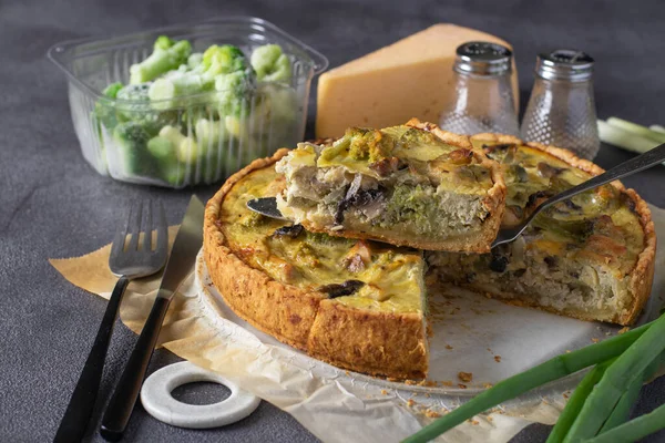 Quiche Chicken Mushrooms Broccoli Cheese Homemade Traditional French Pie Cut — Foto Stock