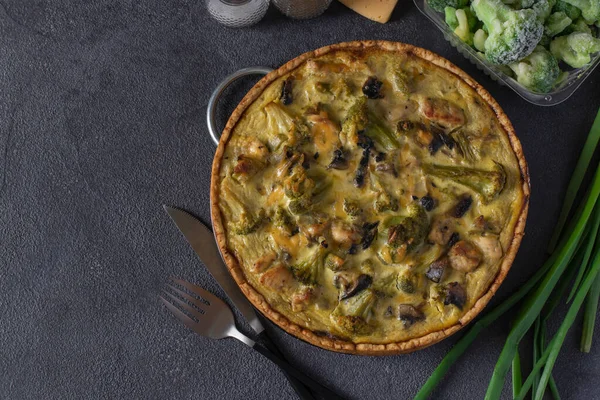 Quiche Chicken Mushrooms Broccoli Homemade Traditional French Pie Dark Gray — Fotografia de Stock