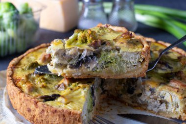 Tavuklu kiş, mantar, brokoli ve peynirli brokoli, ev yapımı Fransız turtası, yakın plan.