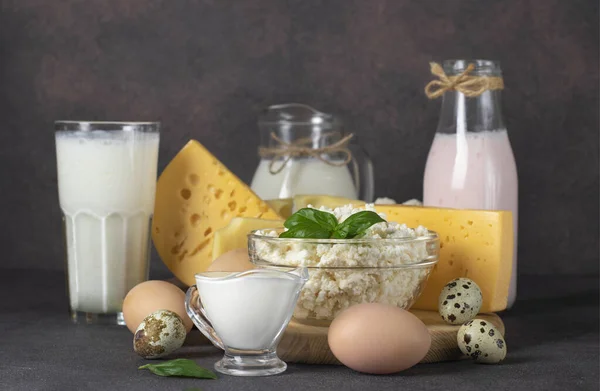 Zuivelproducten Melk Yoghurt Ayran Zure Room Verschillende Soorten Kaas Kwarteleitjes — Stockfoto