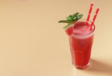 Bej arkaplanda naneli karpuz smoothie, boşluğu kopyala