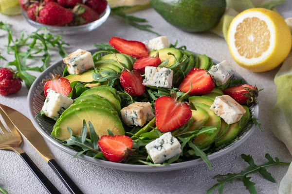 Healthy Salad Strawberries Avocado Arugula Cheese Dor Blue Dressed Balsamic — Stock Photo, Image