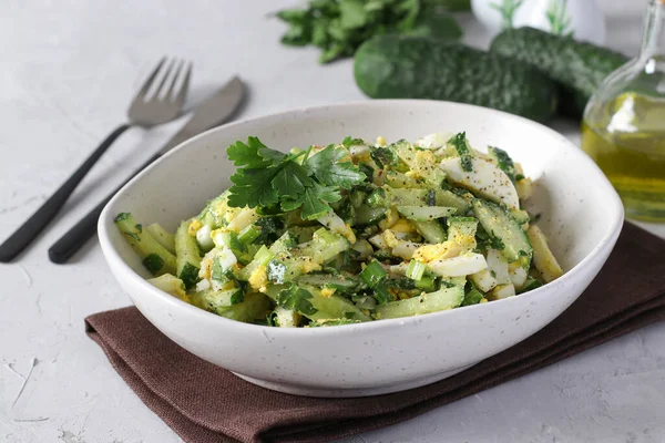 Salade Met Inktvis Komkommer Groene Gekleed Met Olijfolie Een Witte — Stockfoto