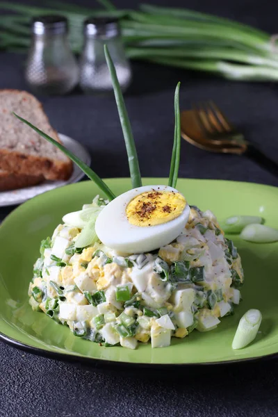 Σαλάτα Αυγό Και Πράσινα Κρεμμύδια Ντυμένη Μαγιονέζα Στο Πιάτο Σκούρο — Φωτογραφία Αρχείου