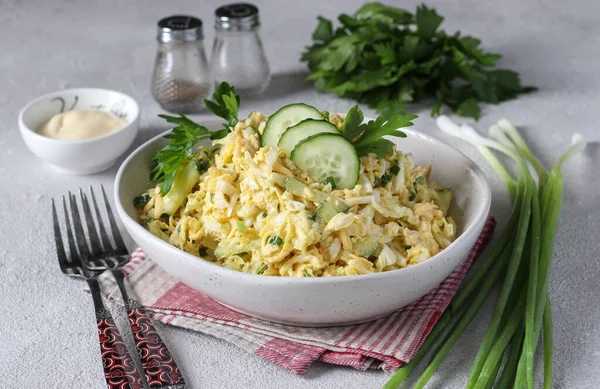 Salat Mit Huhn Chinakohl Gurken Gekochten Eiern Und Käse Weißer — Stockfoto