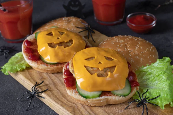 Dois Hambúrgueres Frango Monstro Engraçado Com Queijo Torrado Ketchup Pepino — Fotografia de Stock