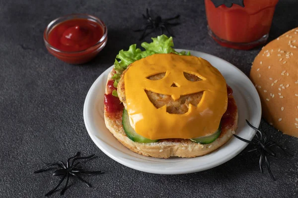 Amuzant Burger Pui Monstru Brânză Prăjită Ketchup Castravete Mâncare Creativă — Fotografie, imagine de stoc