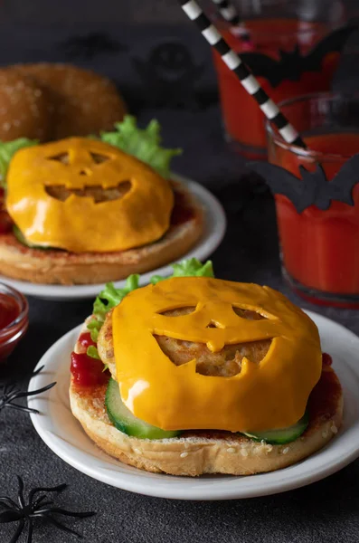 Amuzant Burgeri Pui Monstru Brânză Prăjită Ketchup Castravete Mâncare Creativă — Fotografie, imagine de stoc