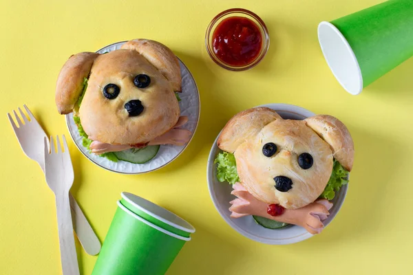 Panini Forma Cane Con Salsiccia Sfondo Giallo Idea Cucina Bambini — Foto Stock
