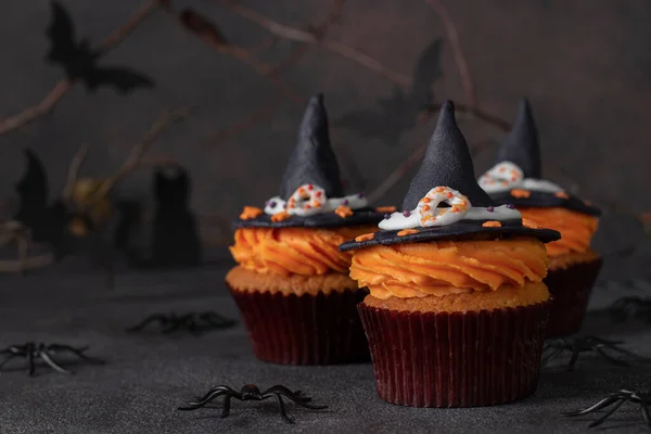 Halloween Cupcakes Versierd Heks Hoed Van Mastiek Bruine Achtergrond Met — Stockfoto