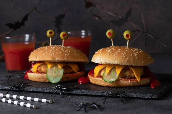 Doi Burger Pui Monstru Amuzant Brânză Pâine Prăjită Ketchup Măsline — Fotografie, imagine de stoc