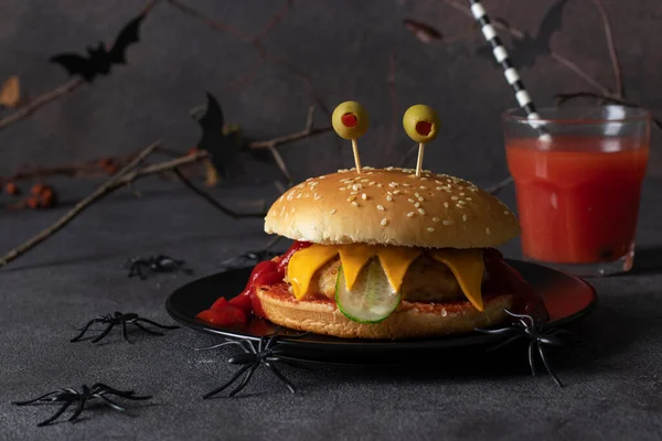 Amuzant Burger Pui Monstru Brânză Prăjită Ketchup Măsline Castraveți Fundal — Fotografie, imagine de stoc