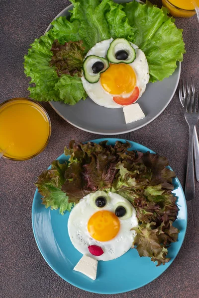 Alimente Distractive Pentru Copii Fețe Zâmbitoare Făcute Din Ouă Prăjite — Fotografie, imagine de stoc