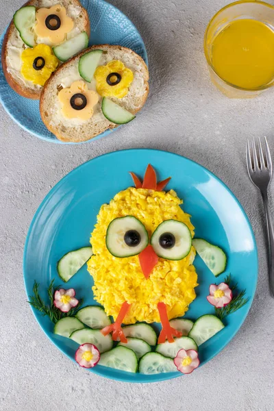 Mâncare Distractivă Pentru Copii Puicuță Amuzantă Făcută Din Ouă Amestecate — Fotografie, imagine de stoc