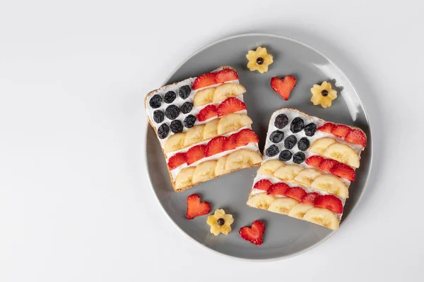 Sandvișuri Steag American Brânză Fructe Smântână Pâine Secară Placă Gri — Fotografie, imagine de stoc