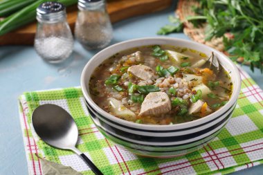 Hindili, sebzeli ve soğanlı karabuğday çorbası.